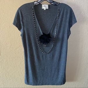 💚 V neck T-shirt with detachable beaded necklace